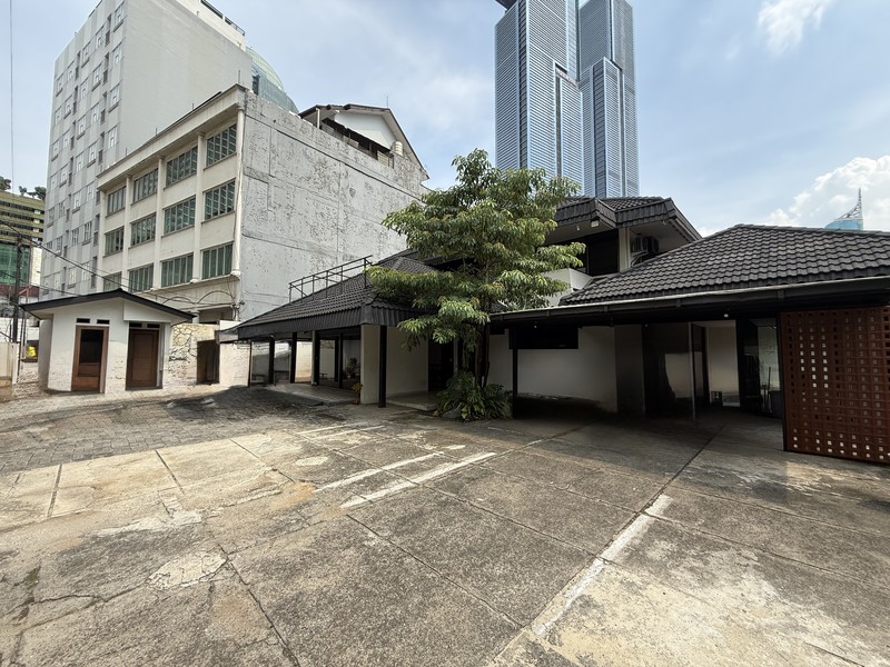 BANGUNAN EX RESTO DI JAKARTA PUSAT TEPAT DI SEBELAH GRAND INDONESIA