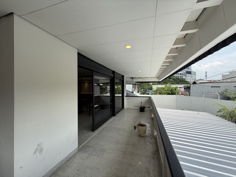 BANGUNAN EX RESTO DI JAKARTA PUSAT TEPAT DI SEBELAH GRAND INDONESIA