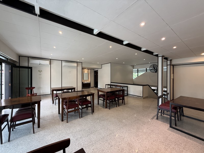 BANGUNAN EX RESTO DI JAKARTA PUSAT TEPAT DI SEBELAH GRAND INDONESIA