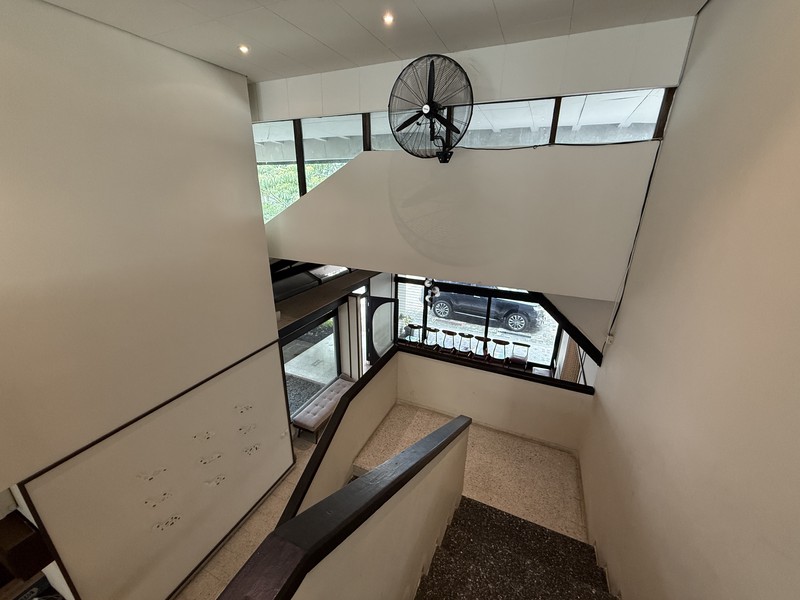 BANGUNAN EX RESTO DI JAKARTA PUSAT TEPAT DI SEBELAH GRAND INDONESIA