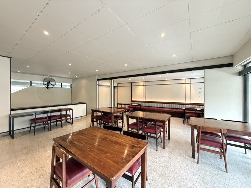 BANGUNAN EX RESTO DI JAKARTA PUSAT TEPAT DI SEBELAH GRAND INDONESIA