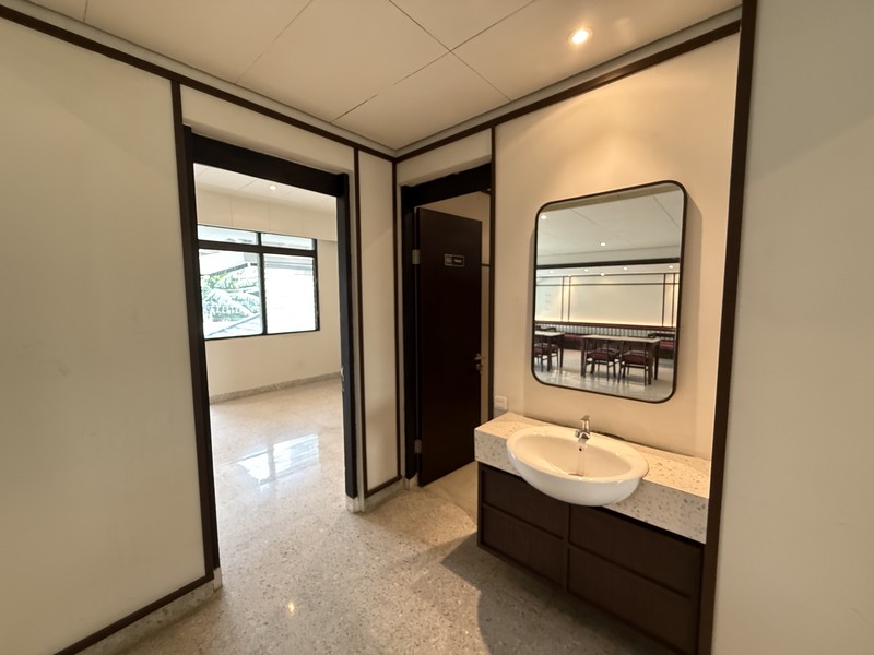 BANGUNAN EX RESTO DI JAKARTA PUSAT TEPAT DI SEBELAH GRAND INDONESIA