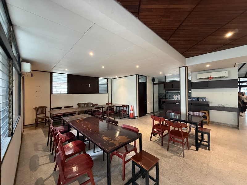 BANGUNAN EX RESTO DI JAKARTA PUSAT TEPAT DI SEBELAH GRAND INDONESIA