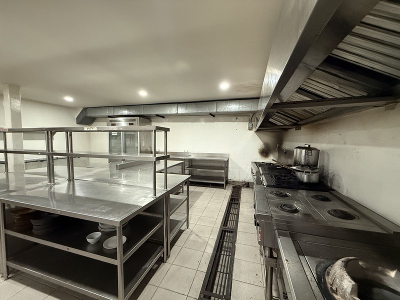 BANGUNAN EX RESTO DI JAKARTA PUSAT TEPAT DI SEBELAH GRAND INDONESIA