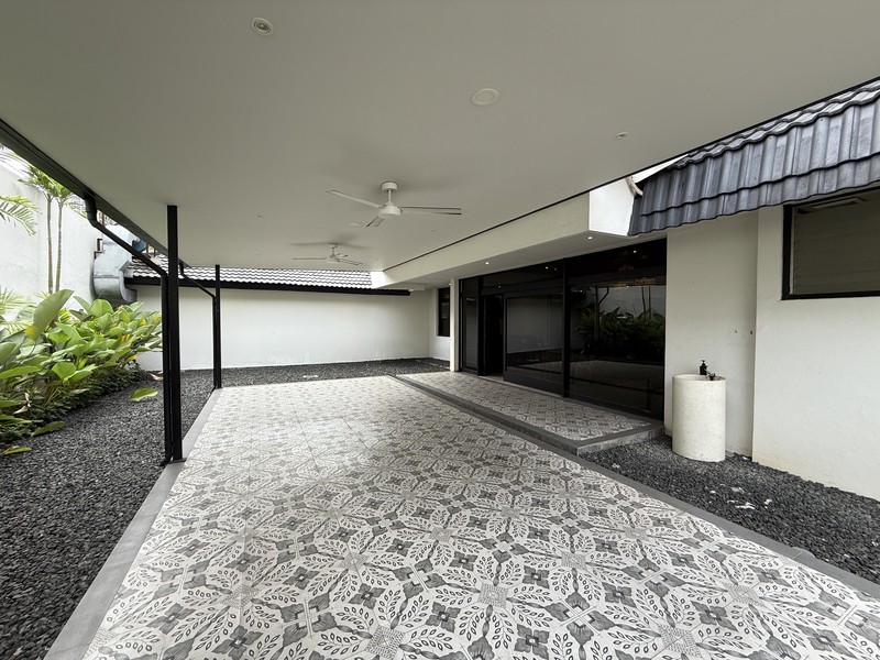 BANGUNAN EX RESTO DI JAKARTA PUSAT TEPAT DI SEBELAH GRAND INDONESIA