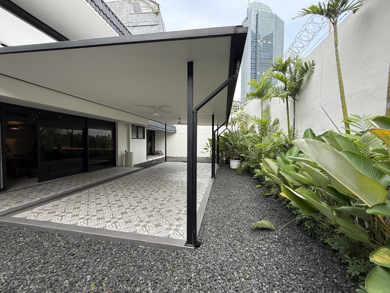 BANGUNAN EX RESTO DI JAKARTA PUSAT TEPAT DI SEBELAH GRAND INDONESIA