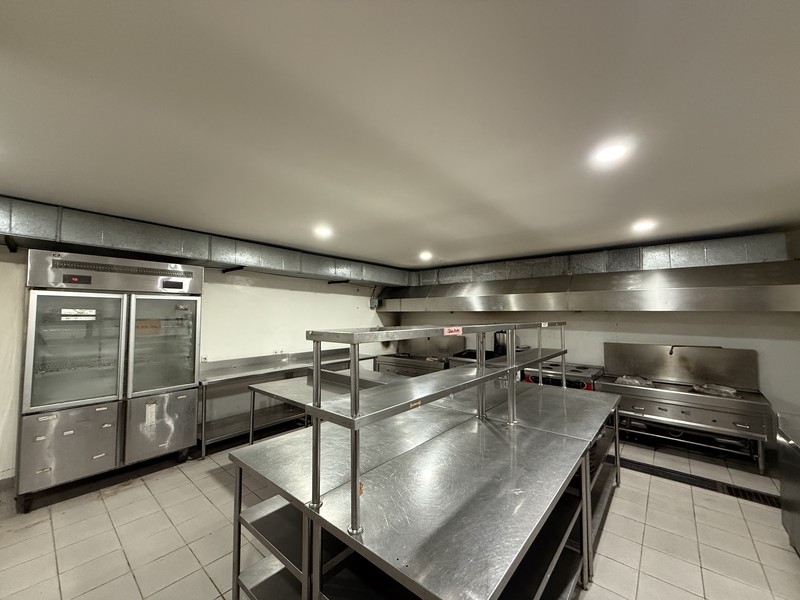 BANGUNAN EX RESTO DI JAKARTA PUSAT TEPAT DI SEBELAH GRAND INDONESIA