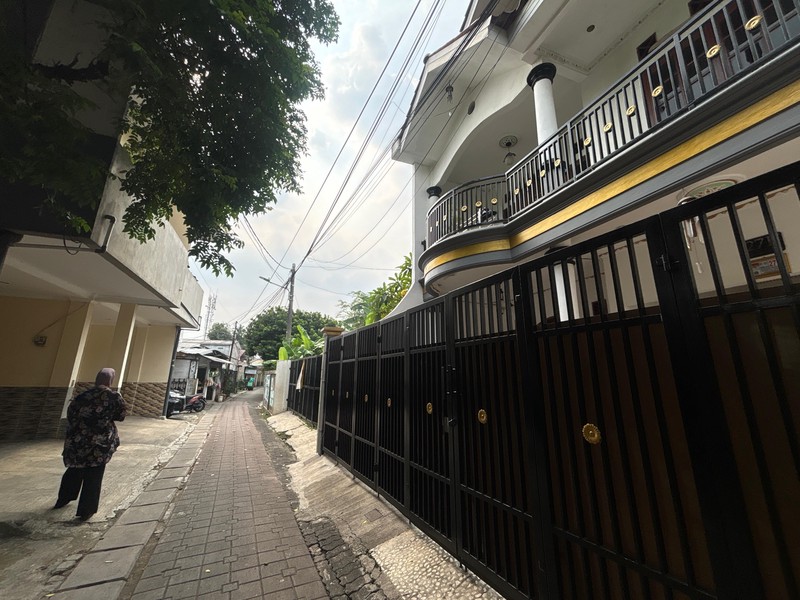 Rumah dengan Halaman Luas Di Tanjung 27 Jakarta Selatan