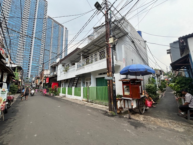 Rumah sudah Renovasi 2 Lantai di Belakang Mall Kota Kasablanka