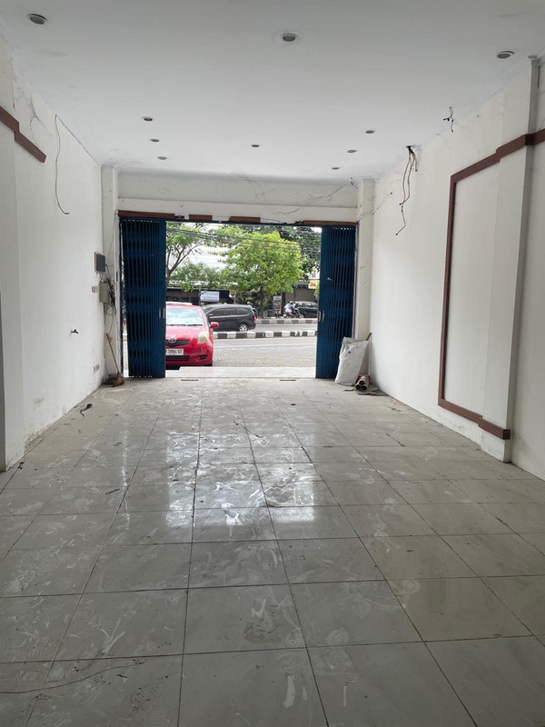 Disewakan Ruko Strategis 3 Lantai di Ringroad Utara Yogyakarta - Cocok untuk Bisnis