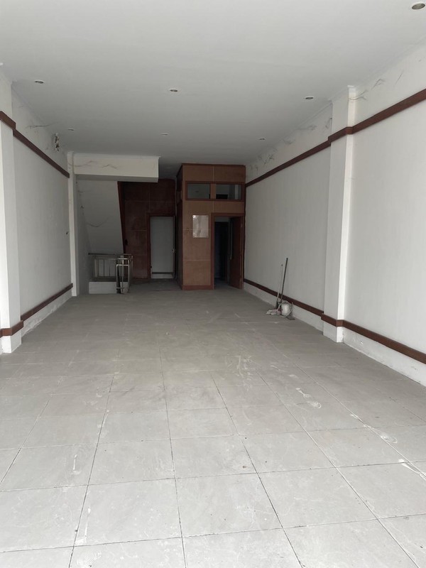 Disewakan Ruko Strategis 3 Lantai di Ringroad Utara Yogyakarta - Cocok untuk Bisnis