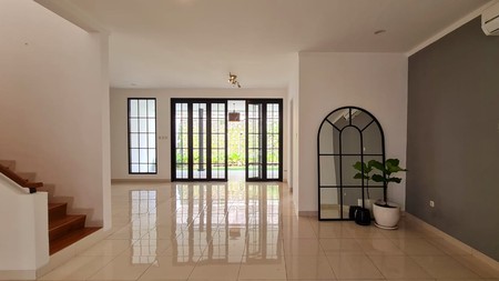 Rumah Bagus,lingkungan bersih,akses jalan utama di Bintaro Jaya 