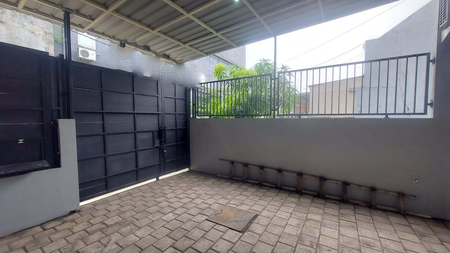 Dijual Rumah Siap Huni - Baru Renovasi Graha Sukolilo Regency, Surabaya Timur Lokasi strategis dekat Pakuwon City, MERR, Galaxy Mall, kampus & sekolah favorit
