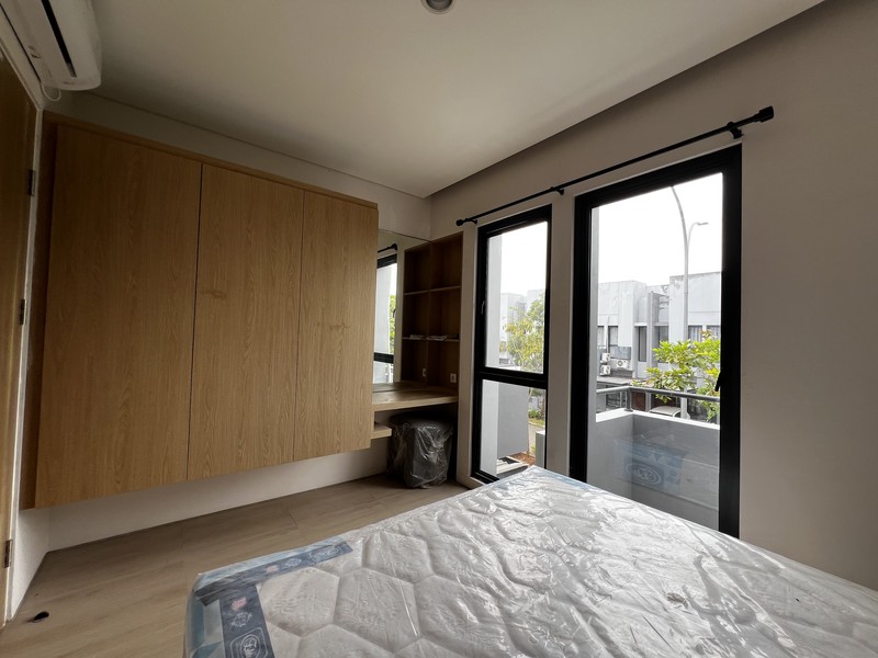 Langka ini, Rumah Baru di Tabebuya, Row Jalan 2 arah, Belum pernah di huni, dekat Grand Lucky dan sekolah international 