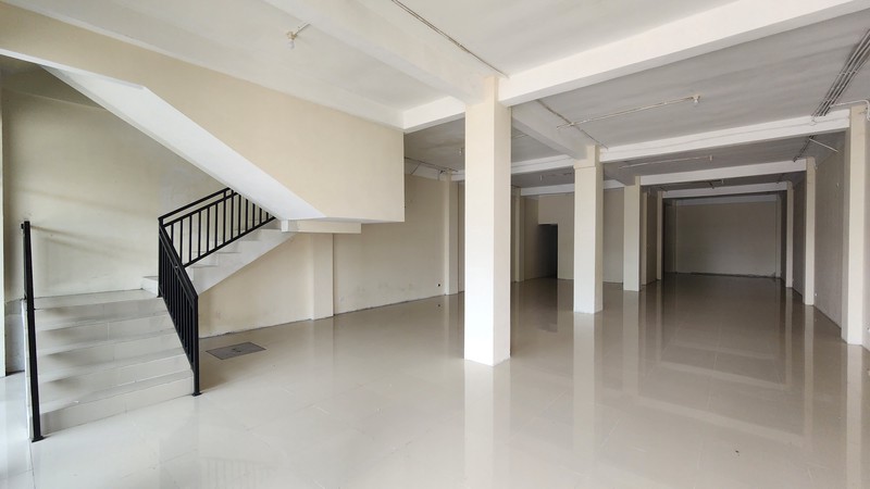 Disewakan Ruko Raya Pakal - Benowo Surabaya Barat - Komersial Area , Parkiran Mobil Luas Cocok Buat Segala Usaha, Bank, Kantor, Showroom, Cafe, Resto, Klinik Kecantikan