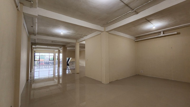 Disewakan Ruko Raya Pakal - Benowo Surabaya Barat - Komersial Area , Parkiran Mobil Luas Cocok Buat Segala Usaha, Bank, Kantor, Showroom, Cafe, Resto, Klinik Kecantikan
