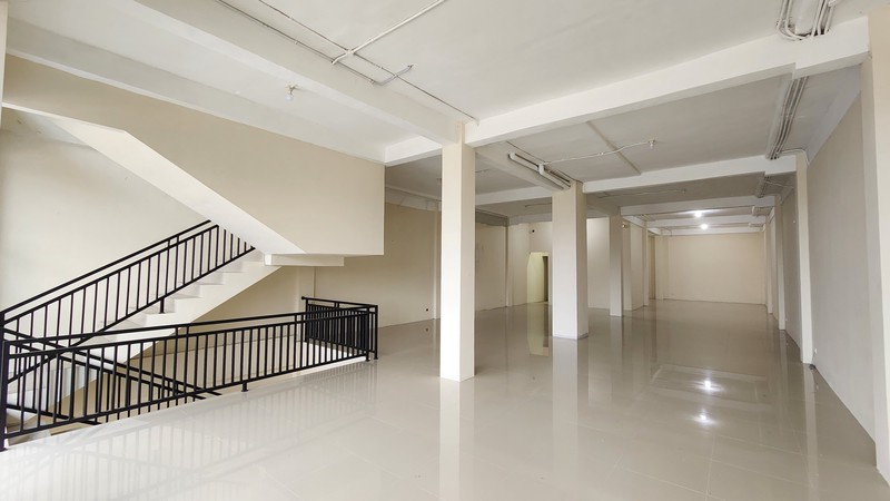 Disewakan Ruko Raya Pakal - Benowo Surabaya Barat - Komersial Area , Parkiran Mobil Luas Cocok Buat Segala Usaha, Bank, Kantor, Showroom, Cafe, Resto, Klinik Kecantikan