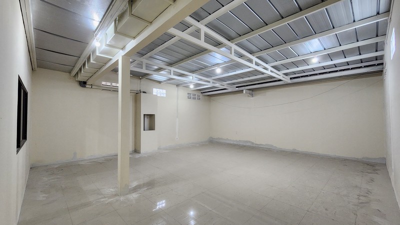 Disewakan Ruko Raya Pakal - Benowo Surabaya Barat - Komersial Area , Parkiran Mobil Luas Cocok Buat Segala Usaha, Bank, Kantor, Showroom, Cafe, Resto, Klinik Kecantikan