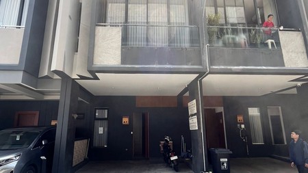  Dijual Rumah siap huni di Permata Hijau Mansion