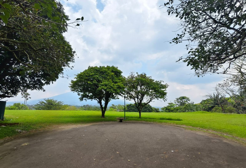 Kavling dengan pemandangan view GUNUNG DAN GOLF di Rancamaya Golf Estate Bogor