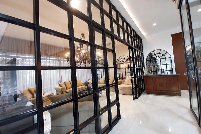 Rumah 2 lantai, lokasi  tenang dan hangat, elite, di Radio Dalam, Jakarta Selatan