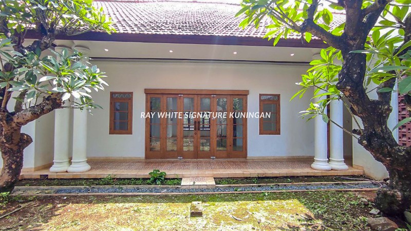 Dijual Rumah Lama Bangunan Terawat Lokasi Prime di Jl Wijaya 