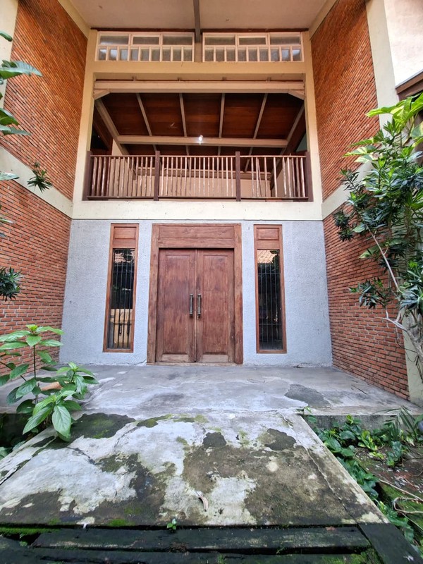 Rumah Bagus Luas 2½ Lantai di Ciputat dengan LT 480 m2 LB 254 m2 Surat SHM 