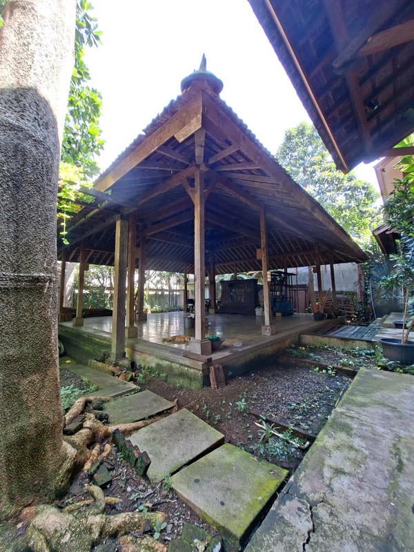 Rumah Bagus Luas 2½ Lantai di Ciputat dengan LT 480 m2 LB 254 m2 Surat SHM 