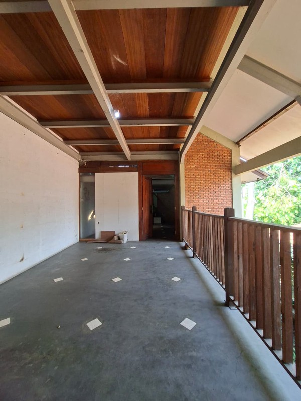 Rumah Bagus Luas 2½ Lantai di Ciputat dengan LT 480 m2 LB 254 m2 Surat SHM 