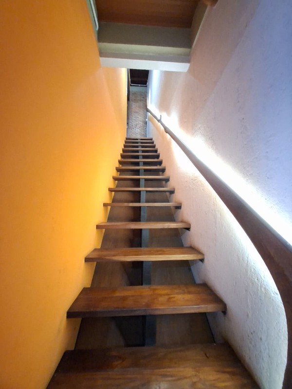 Rumah Bagus Luas 2½ Lantai di Ciputat dengan LT 480 m2 LB 254 m2 Surat SHM 