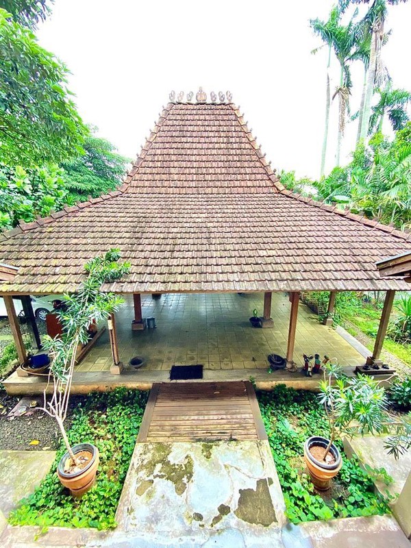 Rumah Bagus Luas 2½ Lantai di Ciputat dengan LT 480 m2 LB 254 m2 Surat SHM 