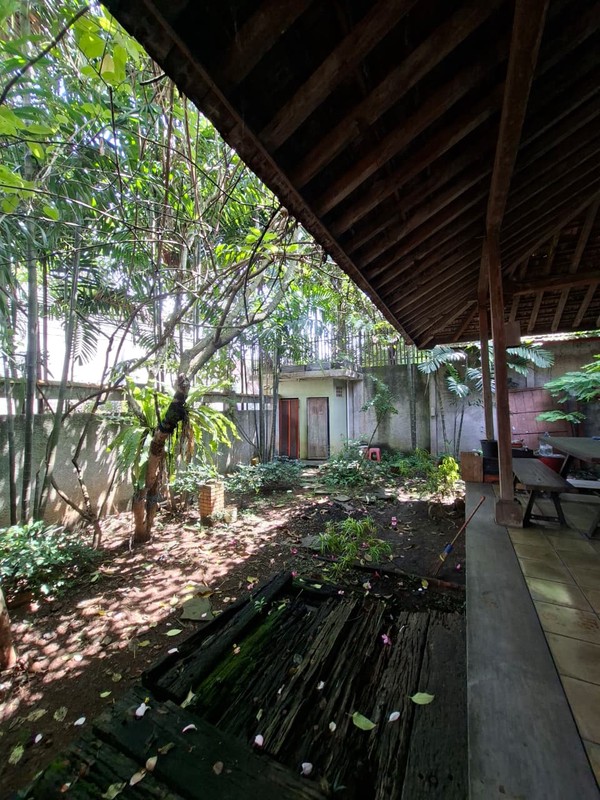 Rumah Bagus Luas 2½ Lantai di Ciputat dengan LT 480 m2 LB 254 m2 Surat SHM 