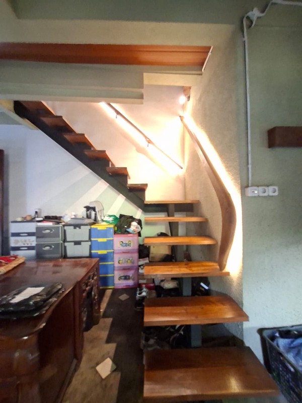 Rumah Bagus Luas 2½ Lantai di Ciputat dengan LT 480 m2 LB 254 m2 Surat SHM 