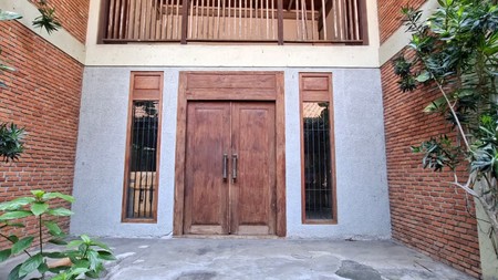 Rumah Bagus Luas 2½ Lantai di Ciputat dengan LT 480 m2 LB 254 m2 Surat SHM 