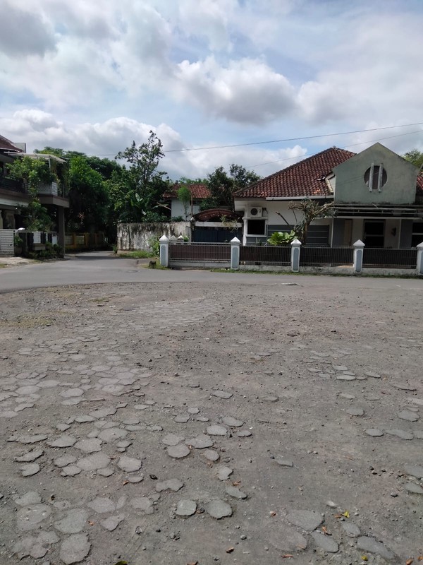 Rumah Tinggal Nyaman & Strategis di dalam Perum Ambarukmo Permai - Depok Sleman