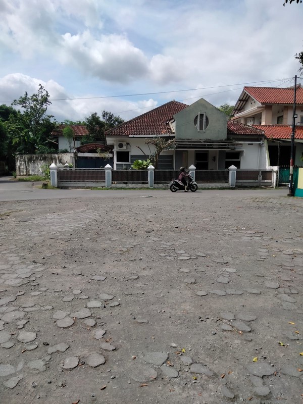 Rumah Tinggal Nyaman & Strategis di dalam Perum Ambarukmo Permai - Depok Sleman