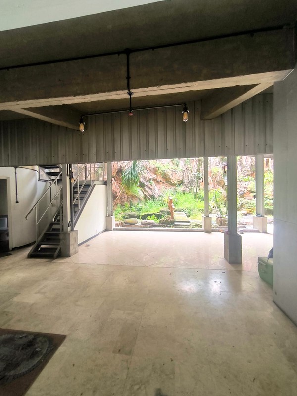 Dijual murah rumah Hook Jalan Bintang Diponggo di Surabaya 