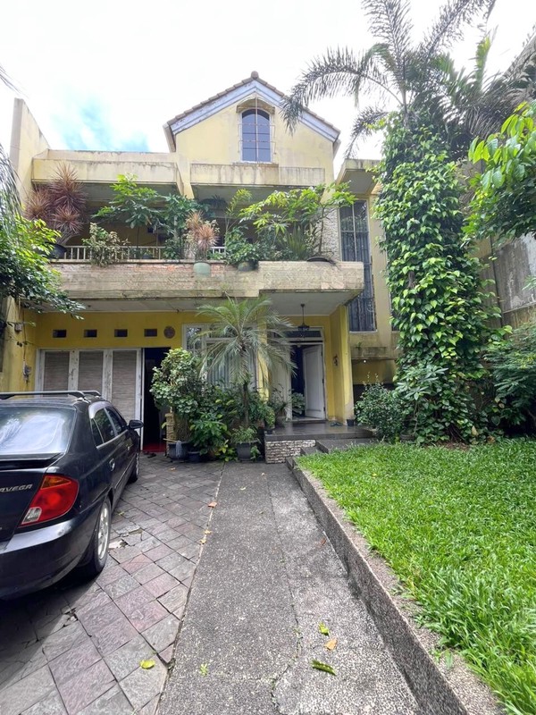 Rumah Luas 2 Lantai Bangunan Kokoh di Komplek Elit Cinere