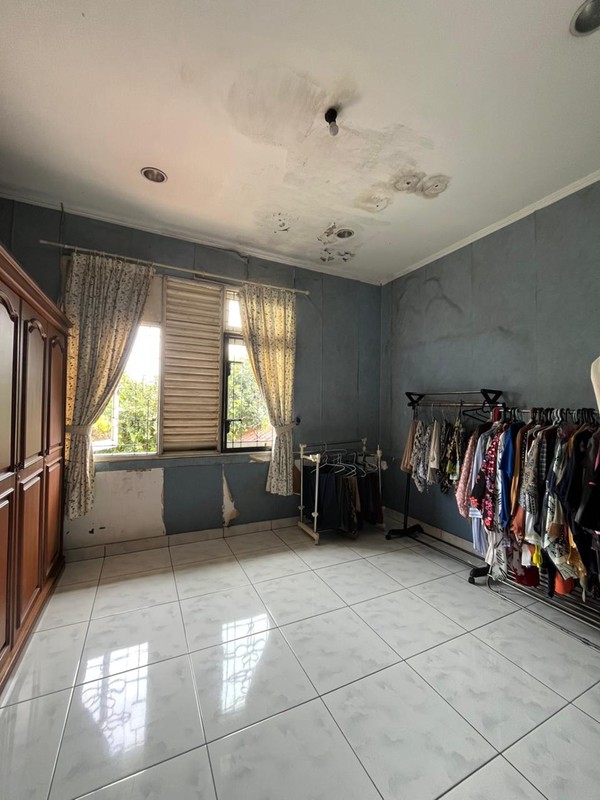 Rumah Luas 2 Lantai Bangunan Kokoh di Komplek Elit Cinere