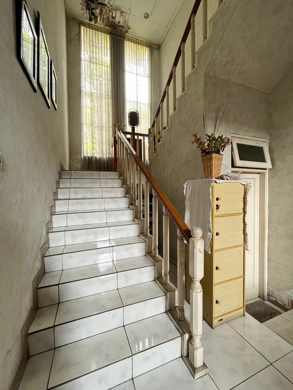 Rumah Luas 2 Lantai Bangunan Kokoh di Komplek Elit Cinere