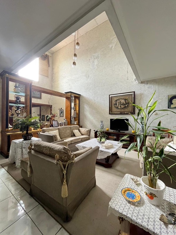 Rumah Luas 2 Lantai Bangunan Kokoh di Komplek Elit Cinere