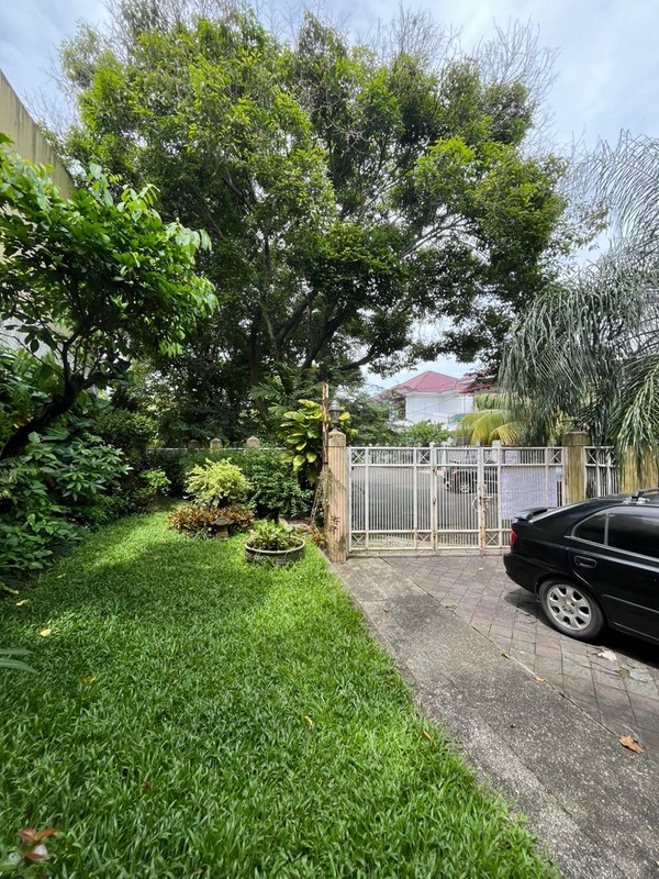 Rumah Luas 2 Lantai Bangunan Kokoh di Komplek Elit Cinere