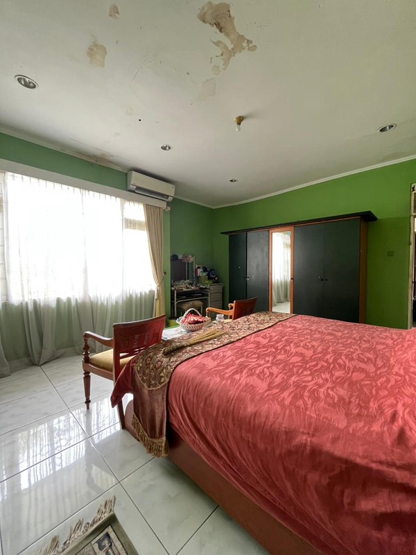 Rumah Luas 2 Lantai Bangunan Kokoh di Komplek Elit Cinere