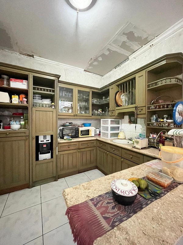 Rumah Luas 2 Lantai Bangunan Kokoh di Komplek Elit Cinere