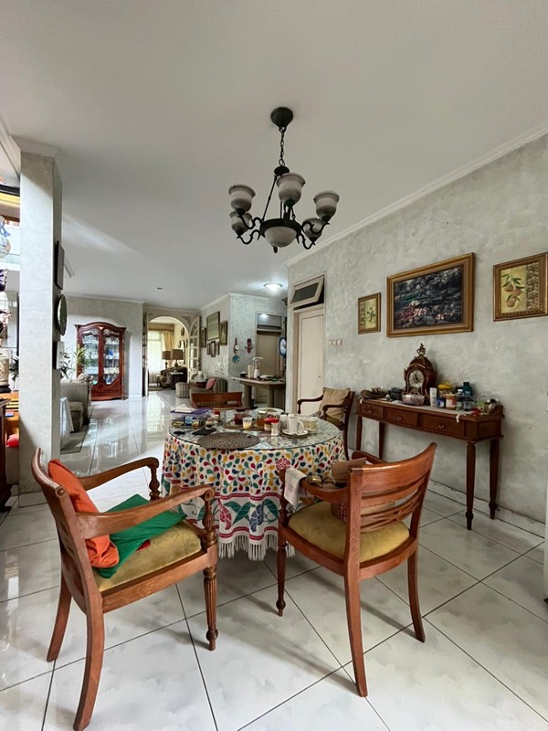 Rumah Luas 2 Lantai Bangunan Kokoh di Komplek Elit Cinere