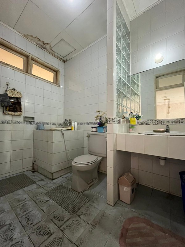 Rumah Luas 2 Lantai Bangunan Kokoh di Komplek Elit Cinere