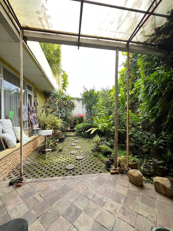 Rumah Luas 2 Lantai Bangunan Kokoh di Komplek Elit Cinere