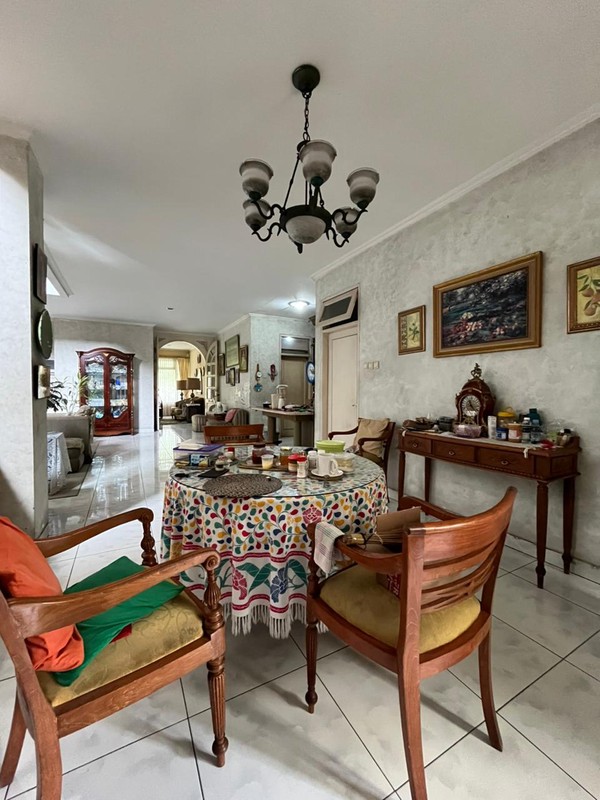 Rumah Luas 2 Lantai Bangunan Kokoh di Komplek Elit Cinere