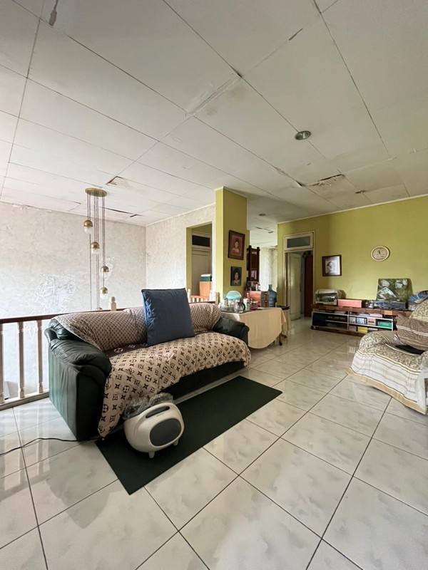 Rumah Luas 2 Lantai Bangunan Kokoh di Komplek Elit Cinere