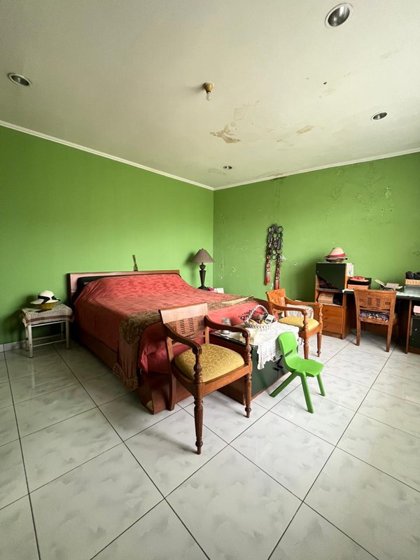 Rumah Luas 2 Lantai Bangunan Kokoh di Komplek Elit Cinere